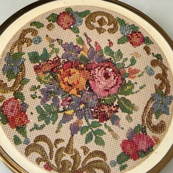 Other - Vintage 1960 Floral Embroidered compact mirror for her vanity 🌸